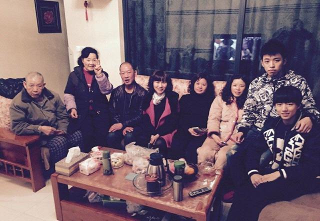 论明星的全家福照,只服王俊凯家的,太温馨了