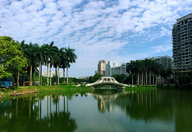 潘塘公园位于市河西区中心地段,于1997年8月24日动工,1998年12月10日