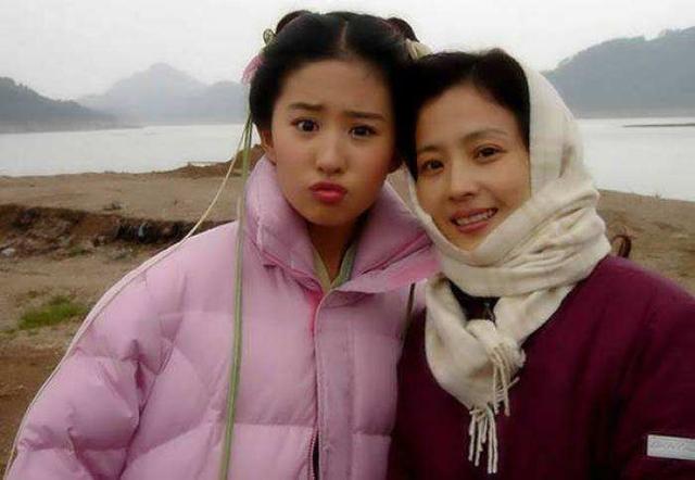 刘亦菲和60岁妈妈现身机场,网友:妈妈颜值逆天比女儿还美