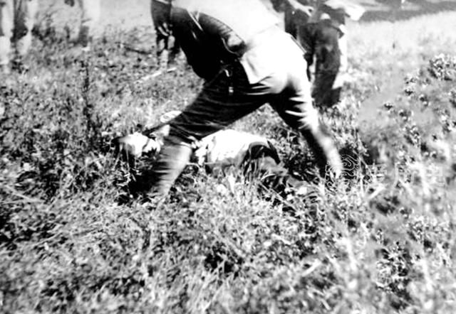 侵华罪证:为给新兵锻炼胆量 日军用刺刀捅杀中国军民全过程