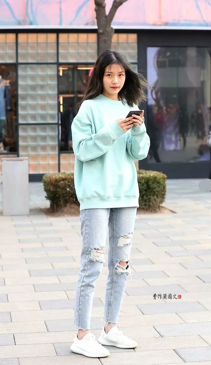 街拍:有运动范儿的卫衣美女