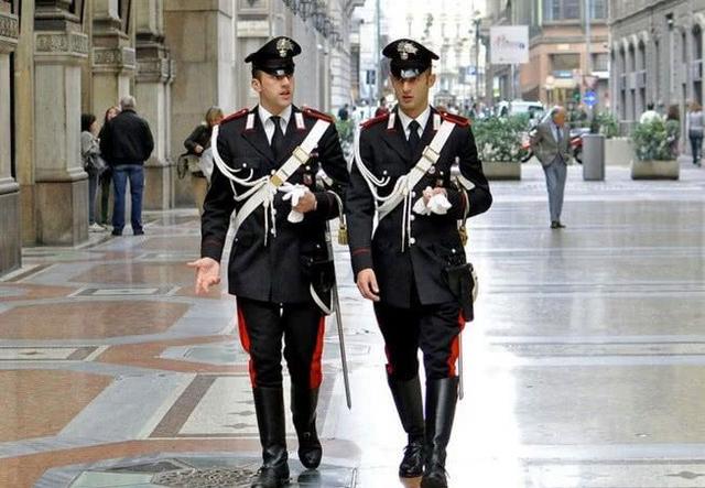 迷妹:"意大利的秘密",帅到惨绝人寰|意大利|宪兵|披风_新浪新闻