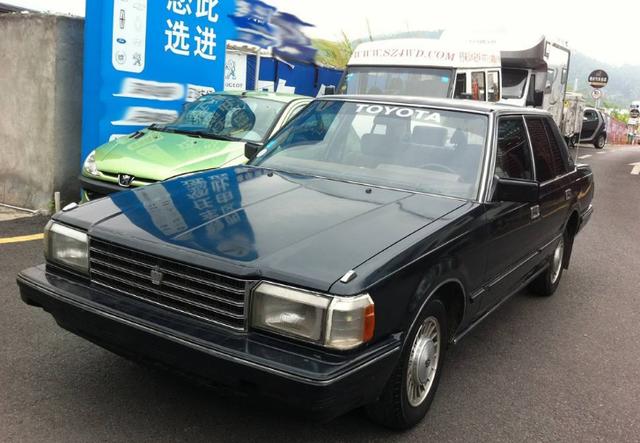 "金色"丰田皇冠现身,网友:越造越不像话,还我老皇冠!