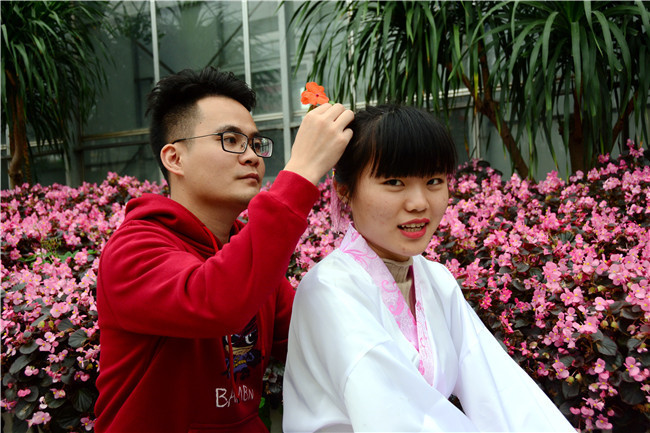 古代同样有授受不亲的典故,指男女不能互相亲手递受物品.