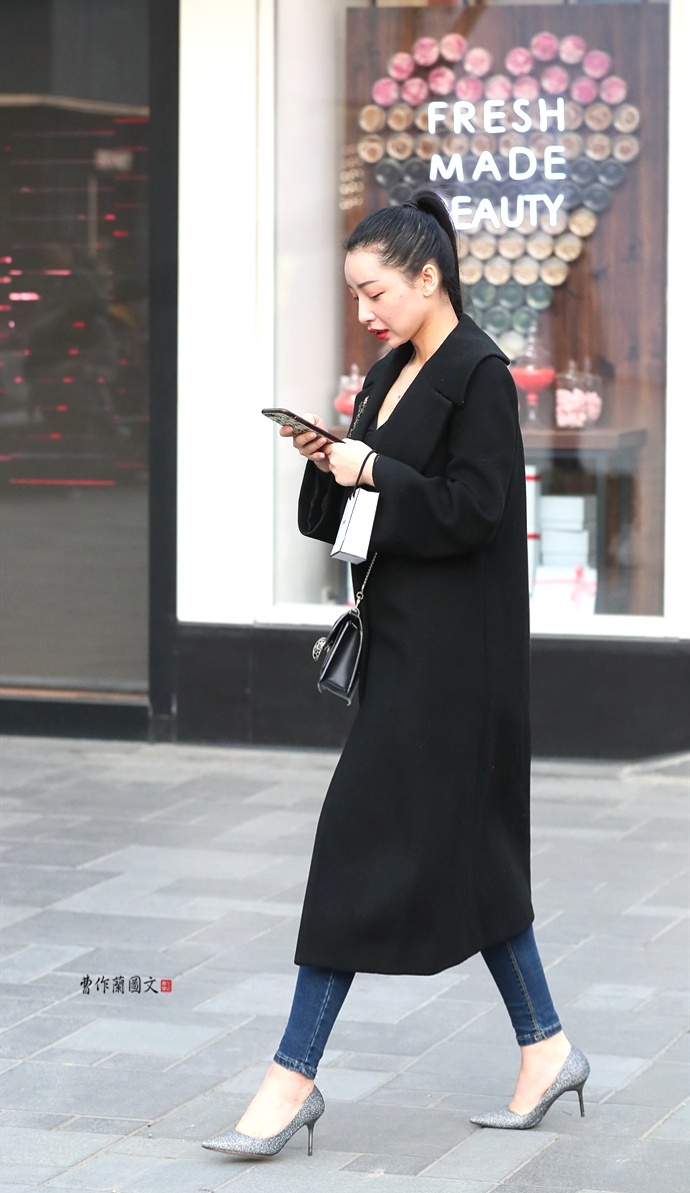 街拍:迫不及待光脚穿尖头细高跟船鞋的美女