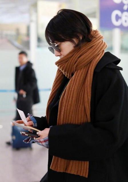 白百何亮相机场,头发凌乱似鸡窝,丑成这样就别出来辣眼睛了