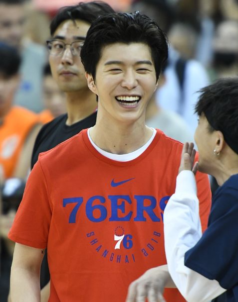 素颜秒变大方脸,网友:一笑跟哭似的|范丞丞|素颜|整容_新浪新闻