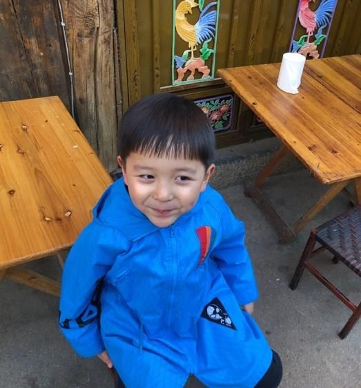 赵忠祥孙子正面照曝光,撞脸邓莎儿子大麟子,玩手机入迷忘脱鞋