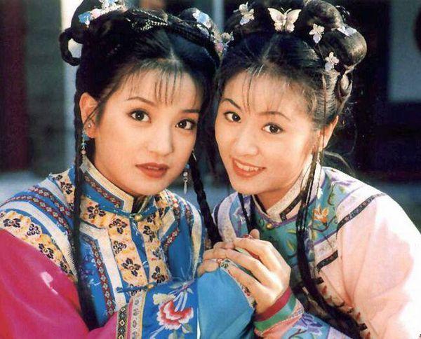 紫薇小燕子久违同框,二人甚是亲密,好姐妹同框再引回忆杀