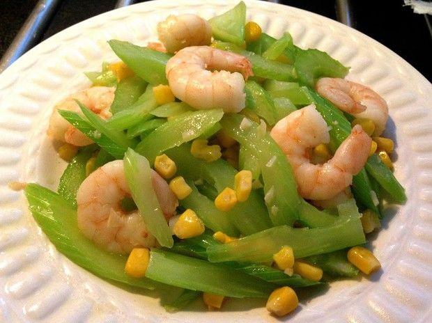 芹菜和玉米一起炒,简单又美味,吃完第二天还想吃,真下饭