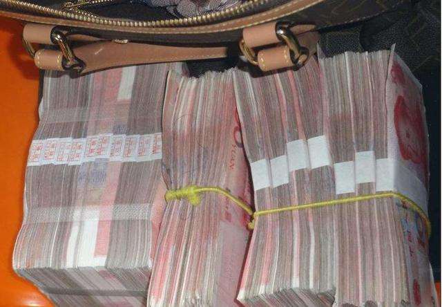 老汉打扫卫生捡到二十万,找到失主后傻住,自己把钱带回家