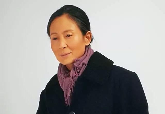 大江大河中的宋母不仅演技好换成时尚装后颜值也很高