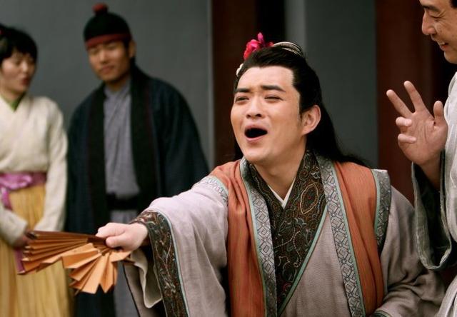 高衙内又不是高俅亲儿子,高俅为何那么宠他?你看他是干什么的!