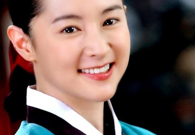 "大长今"李英爱龙凤胎子女,颜值出众天真无邪,妈妈基因很强大