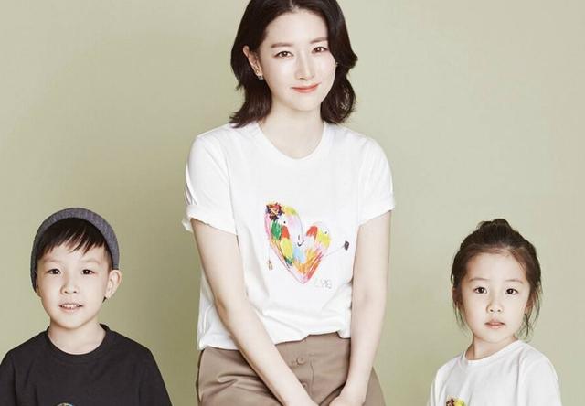 "大长今"李英爱龙凤胎子女,颜值出众天真无邪,妈妈基因很强大