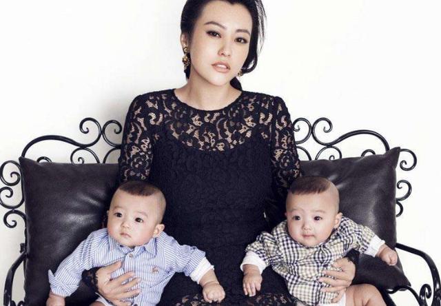 郝蕾双胞胎儿子正脸照,阳光俊朗文质彬彬,母子同框画面很美好