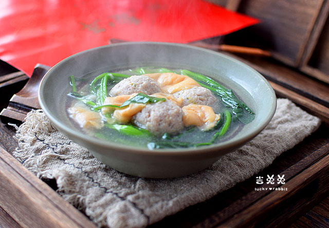 节后就爱吃点清汤,烫点菠菜,清爽可口,一碗下去浑身爽快