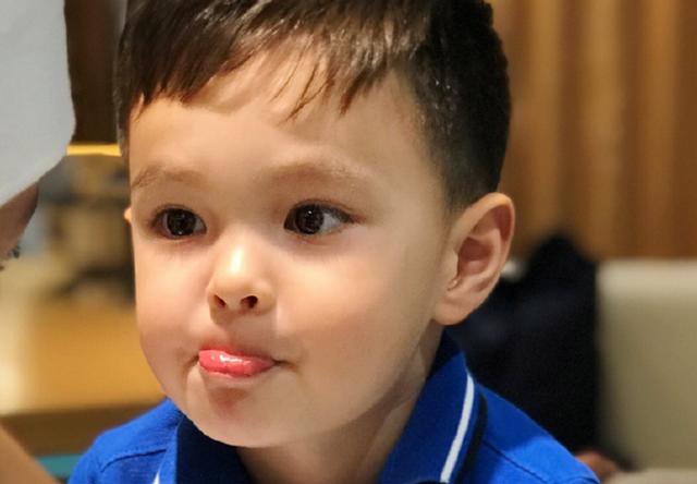 马雅舒儿子爱登长大了,皮肤红润睫毛长卷,3国混血颜值就是高