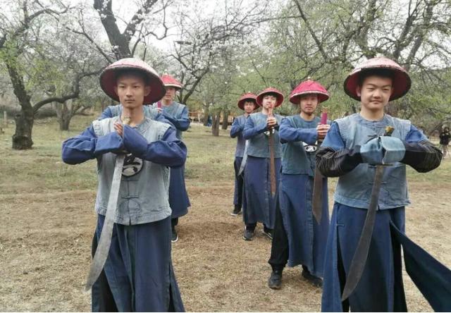 古代罪犯被发配充军,衙役押送要走几千里路,为何他们还抢着去?