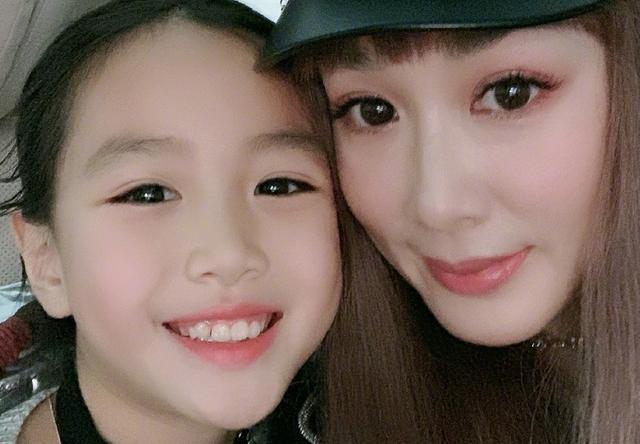 钟丽缇小女儿长大了,眉清目秀楚楚可人,网友:又是个"美人鱼"|严铮