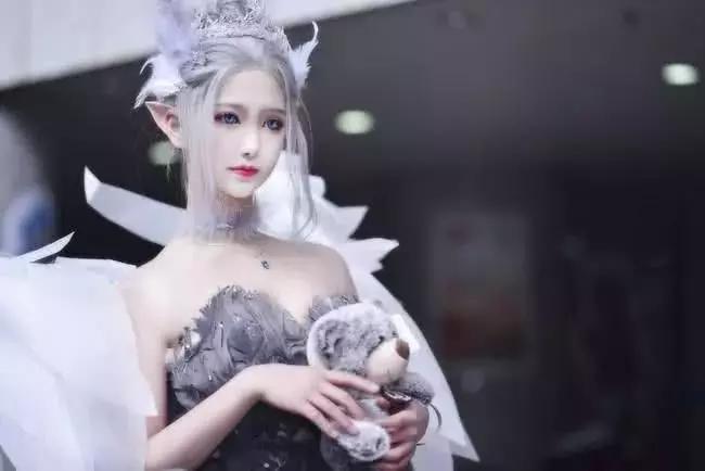 漫展现场天神级cosplay, 冰公主小姐姐颜值冷艳!