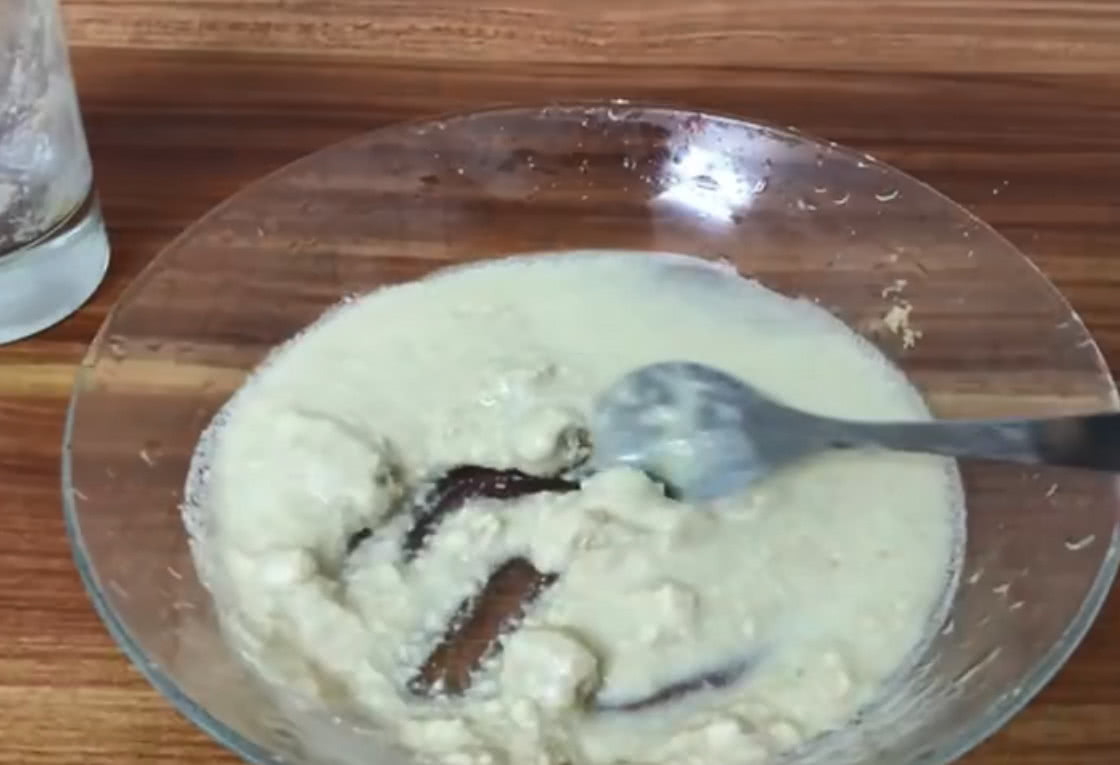 压缩饼干泡水后会有多大?小伙分别泡了2块,结果让人意想不到