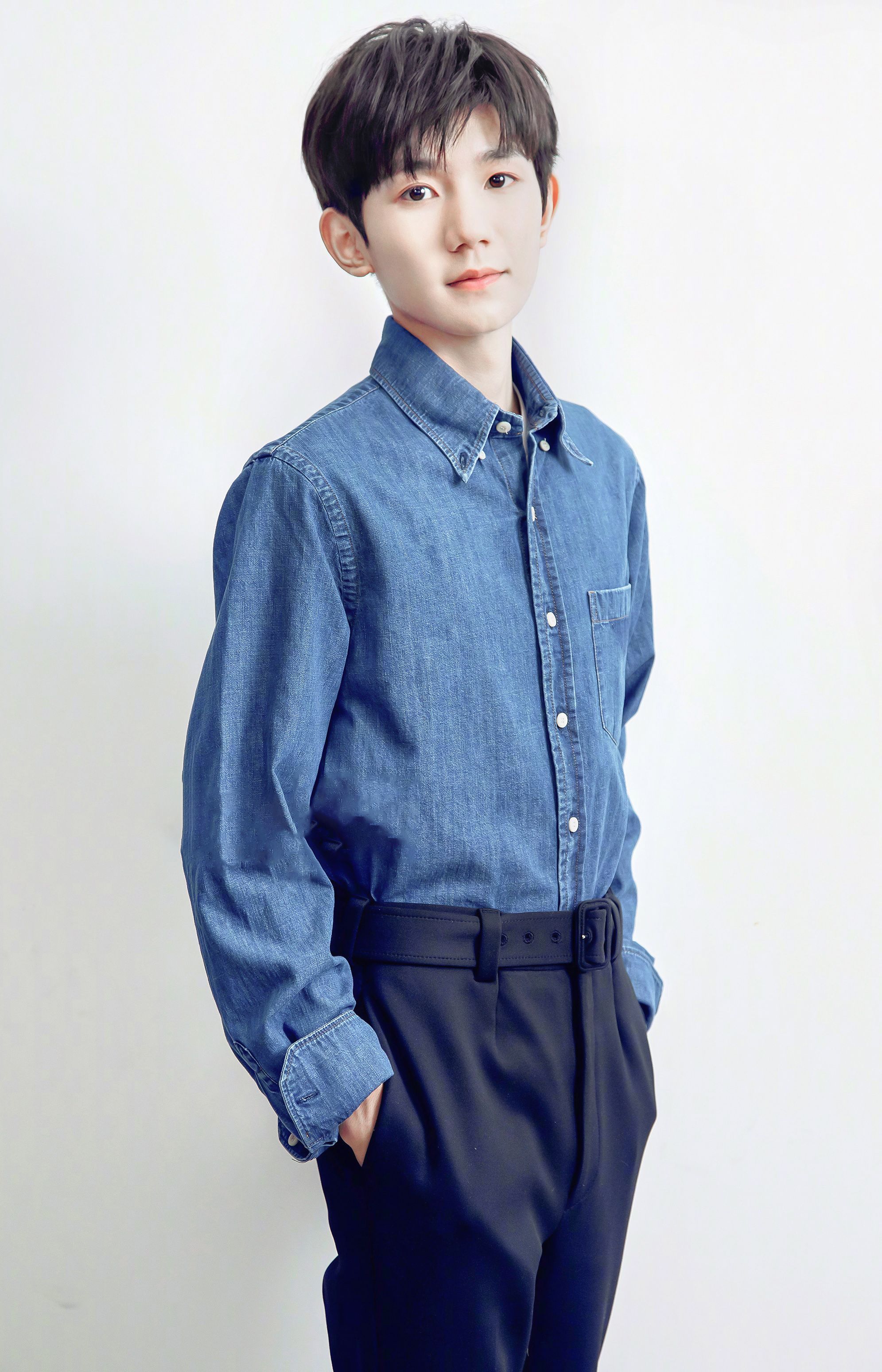 《我是唱作人》王源表演结束,导师的评语像在