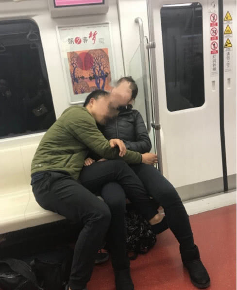 地铁脱鞋秀恩爱,网友:让女友闻臭袜子,小心肺部真菌感染