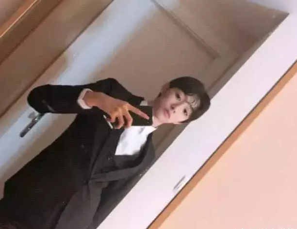 "女装大佬"艾比全网走红,身穿西服男装出镜,网友:这么撩?