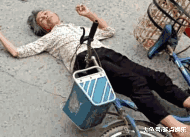 广东老人摔倒, 没人上去扶, 网友: 录视频现在都不敢扶了!