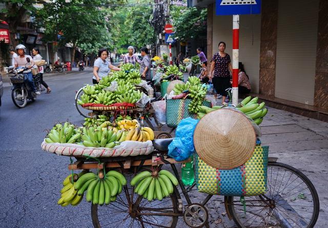 看越南河内小贩怎么卖水果,好像没有城管驱赶,但她们喜欢流动67