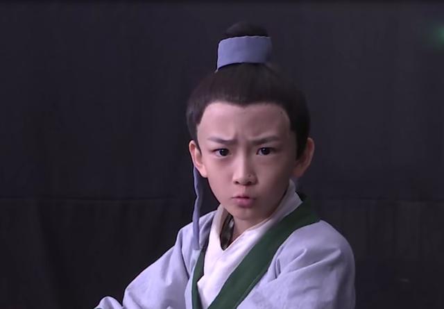 方东海扮演吕秀才,别看他小,他不但演技厉害,还非常清秀,确实像极了