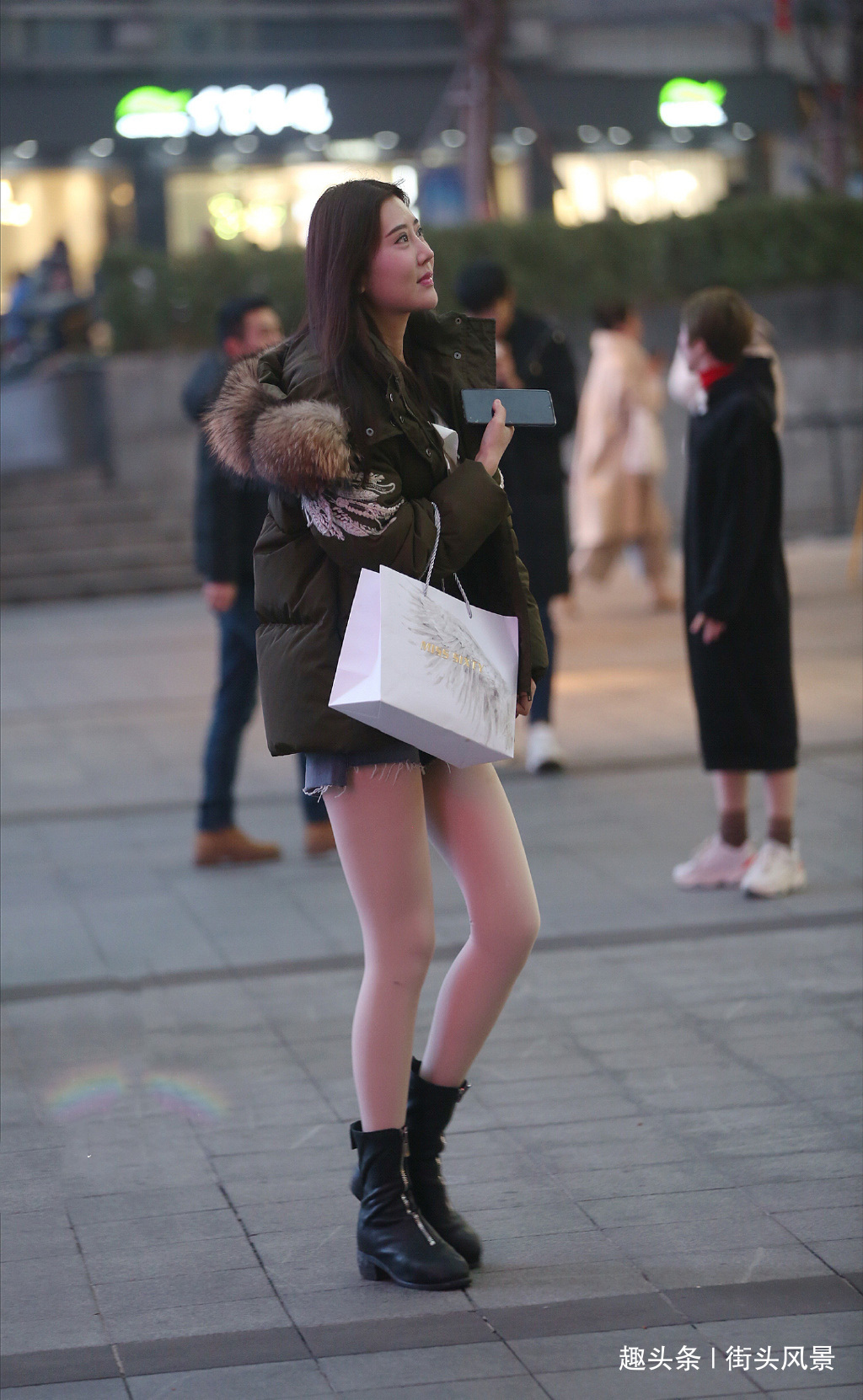 筷子腿的潮女们,大冬天的光腿秀,真是街头上行走的风景!