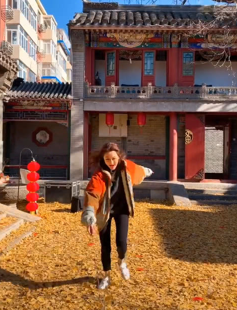 关晓彤鹿晗同时晒照,暴露"家庭背景",网友:好像是鹿晗家