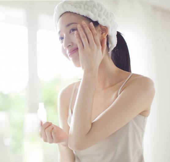 女人擦乳液,坚持这3个习惯,皮肤一天一天嫩,出门素颜都好看