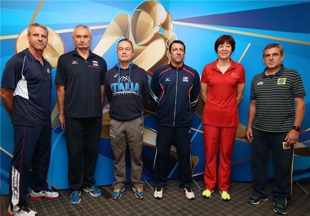 女排世锦赛6强教练合影!郎平排第一微笑 意大利春风得意日本露怯