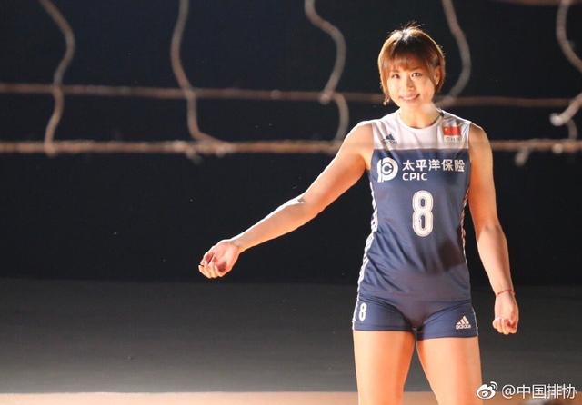 郎平率女排四大女神拍广告:曾春蕾甜笑迷人,袁心玥美出新高度