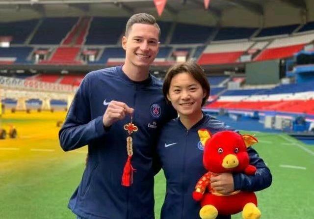 姆巴佩主动和王霜互动男足02世界杯索要巴西球衣被批丢人