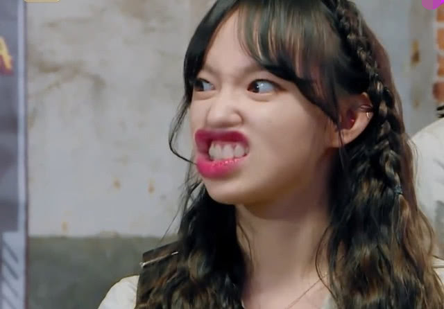 程潇展示露"牙龈式"微笑,花式翻嘴唇,最后一张高能预警