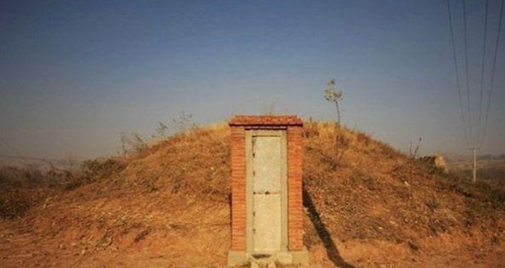 再来看看项羽的墓地长陵东西并排着两座墓,西侧是刘邦墓,东侧是吕后墓