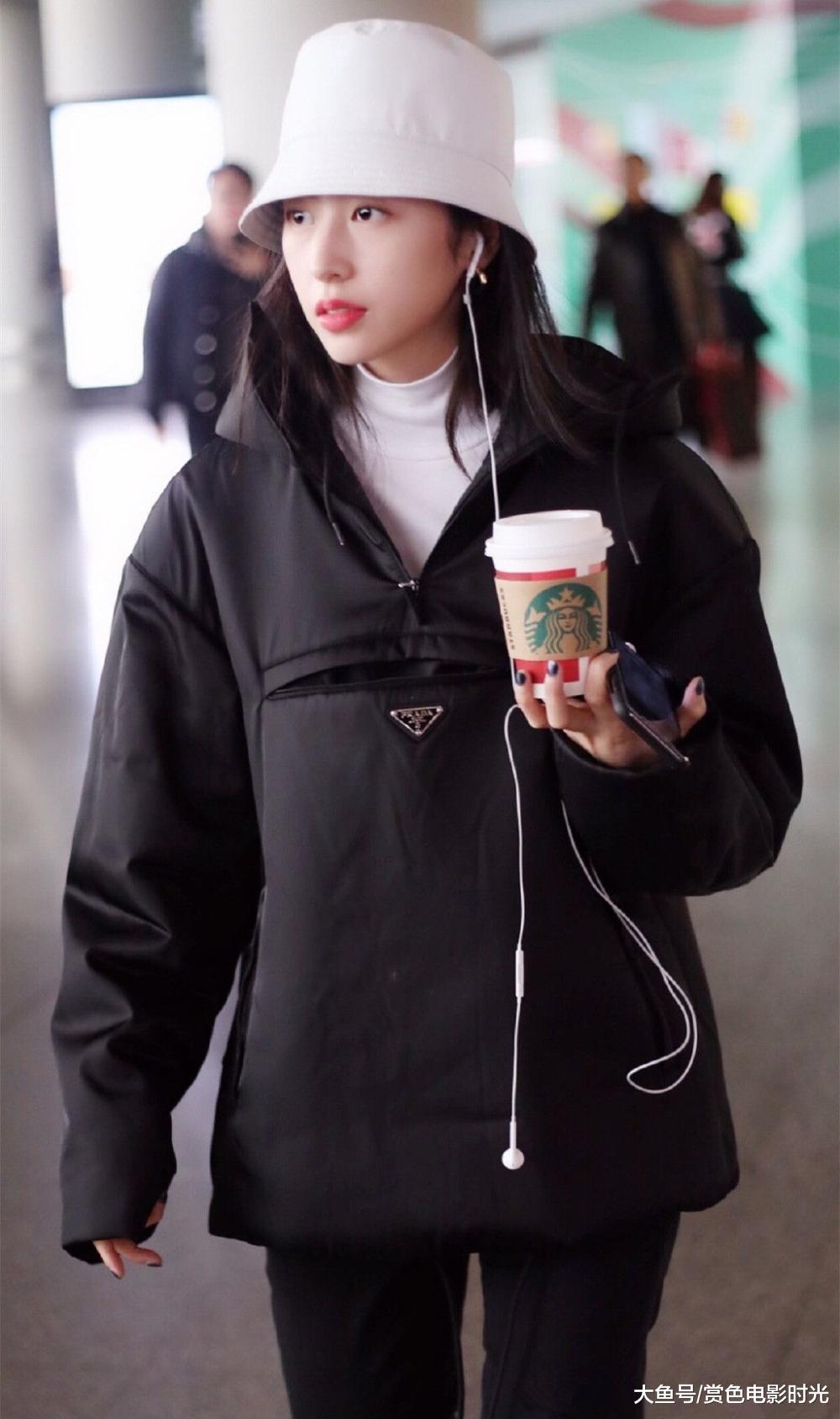 周雨彤穿黑色羽绒服戴渔夫帽现身 摆造型俏皮可爱少女感十足