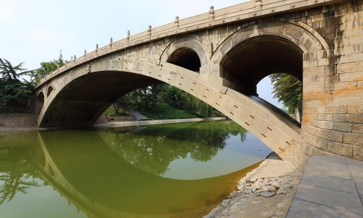 第一个就是赵州桥了,坐落在河北省赵县的洨河上,它是中国第一座石拱桥