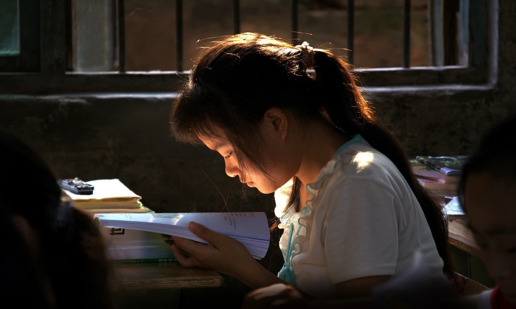 在农村,不少小孩学习成绩下滑,上补习班也不行,到底是为什么?