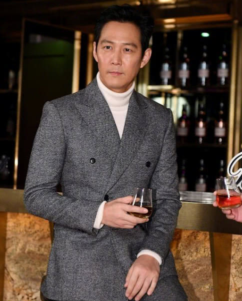 李阵郁比宋承宪还小上5岁,但是这两位中,反而是李阵郁看着年龄更大