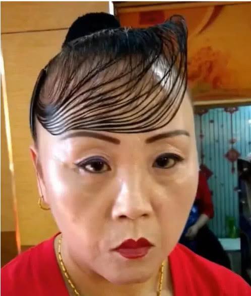 除了造型吸睛之外这个大妈的妆容也是非常的浓.