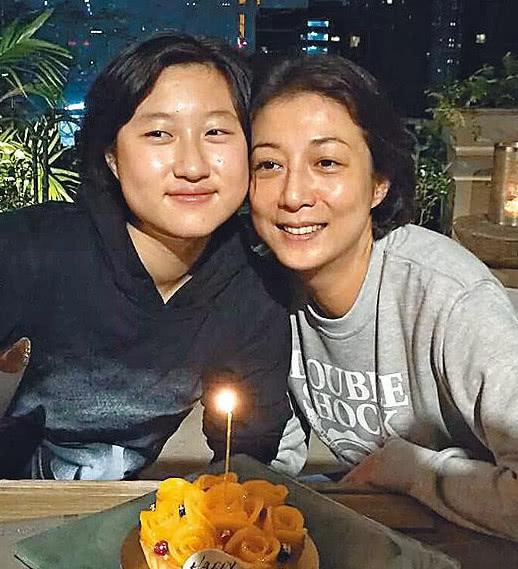 吴绮莉首次为小龙女结婚表态,再谈父亲成龙,她只回应了6个字