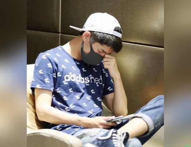 娱乐资讯刘昊然躺在沙发上睡觉上半身卡住腿全在外面