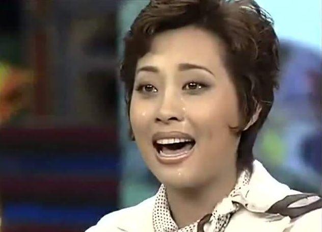 曾是常驻春晚女笑星丈夫去世后暂别荧幕今再婚11岁女儿抢镜