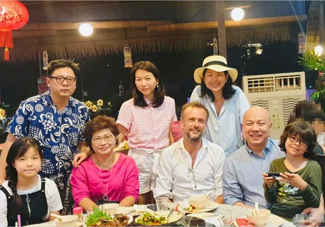 吕燕晒一家外出旅行照,外籍老公携儿子罕见同框,37岁的她太好命|吕燕