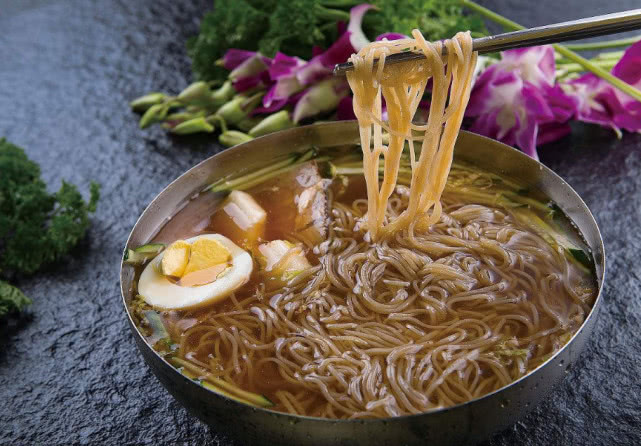 韩国人晒面食照,嘲笑中国人吃不到,网友:一看就是没见过世面!